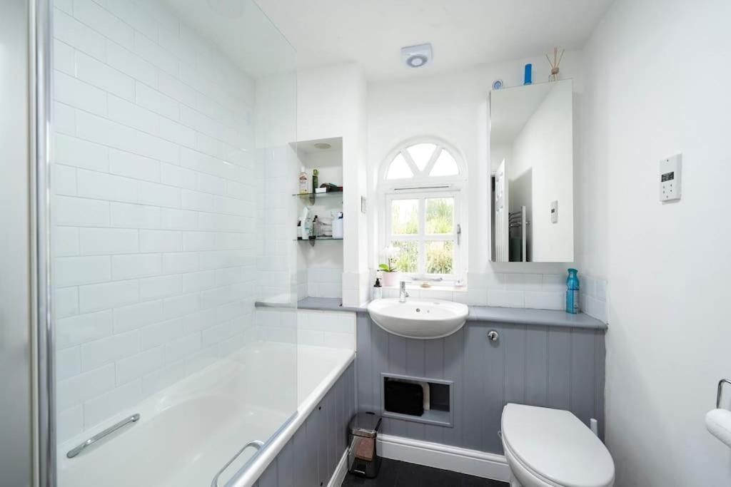 Victoria Park 2 Bedroom House W/ Garden & Parking London Exteriör bild
