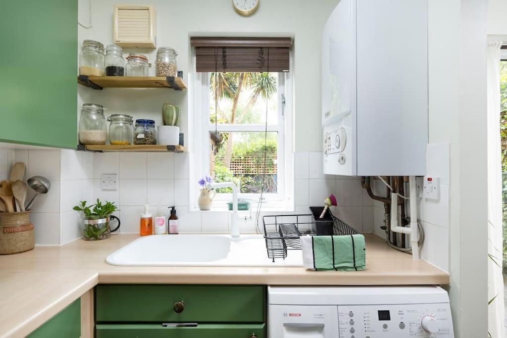 Victoria Park 2 Bedroom House W/ Garden & Parking London Exteriör bild